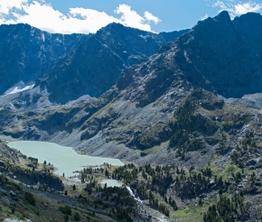 Вид на озеро Куйгук с обзорной вершины.