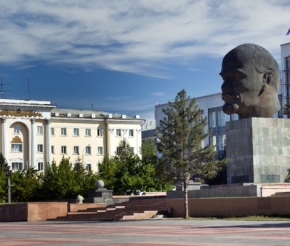 В Улан-Удэ находится самый большой памятник вождю пролетариата В. И. Ленину. И состоит он всего лишь из головы вождя