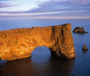 Базальтовые колоны в море