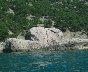 Скалы на берегу