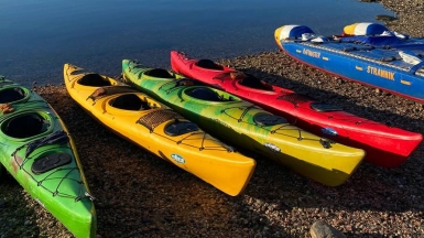 Каяки и судно сопровождения