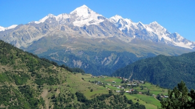 Гора Тетнульд и село Цвирми. Фото нашего гида Ирины Пряничниковой.