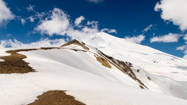 Вид с перевала ИриЧАт на Эльбрус, фото Дениса Агапова