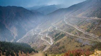 Дорога к озеру Сонкуль. Река Кокомерен. Фото: Анатолий Жидков