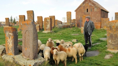 Хачкары в Норатус. Фото нашего гида Ирины Пряничниковой