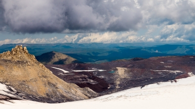 Вид на ледовое озеро и пик Калицкого, фото Дениса Агапова