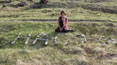 Это не мы. Любители надписей уже давно растащили многие «поленья». Фото из архива Клуба