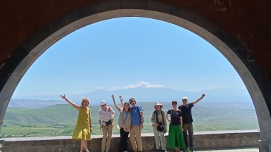 Арка Чаренца с видом на Арарат. Фото нашего гида Ирины Пряничниковой