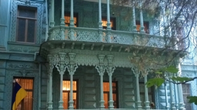 Самый известный кружевной балкончик Тбилиси. Фото гида Ирины Пряничниковой