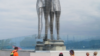 Памятник Нино и Али. Фото нашего гида Ирины Пряничниковой