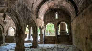 Монастырь Санаин. Фото Nikolay Werner для Unsplash