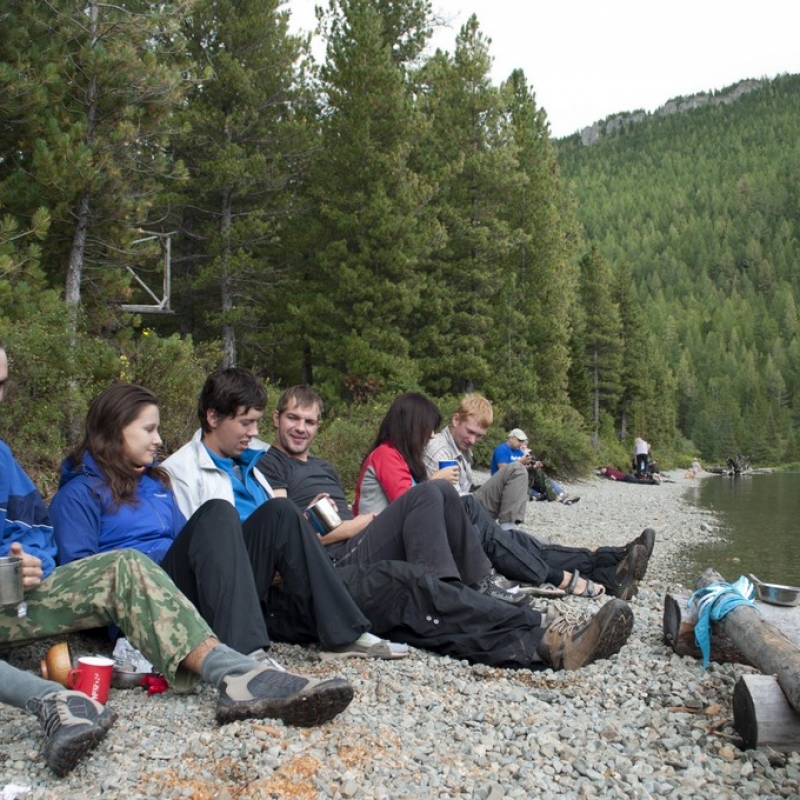 Обед на горном озере.