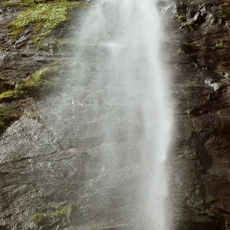 Мы подплыли под сам водопад!