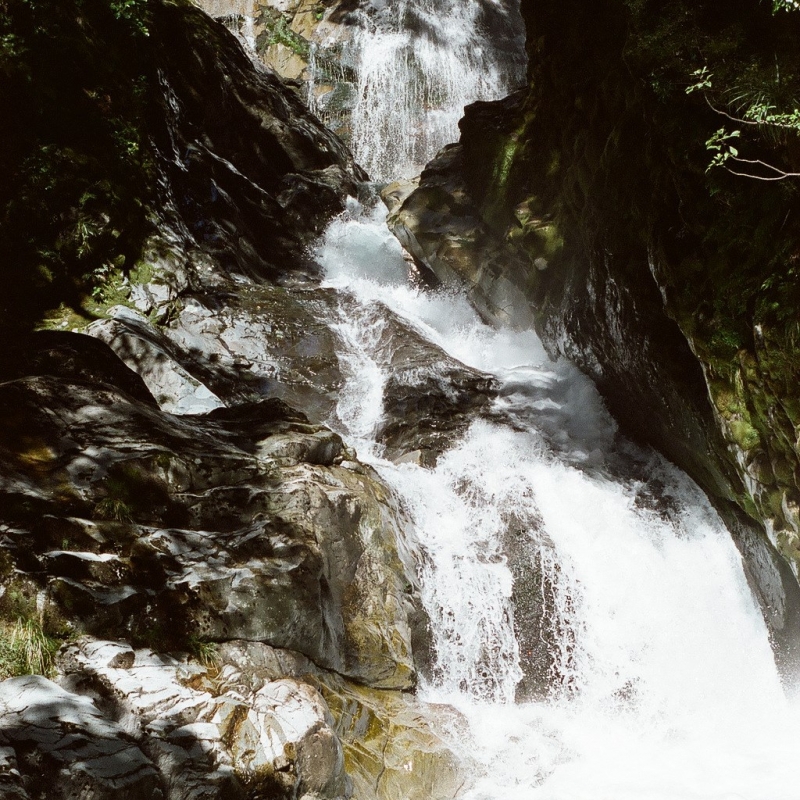 Один из многочисленных водопадов.