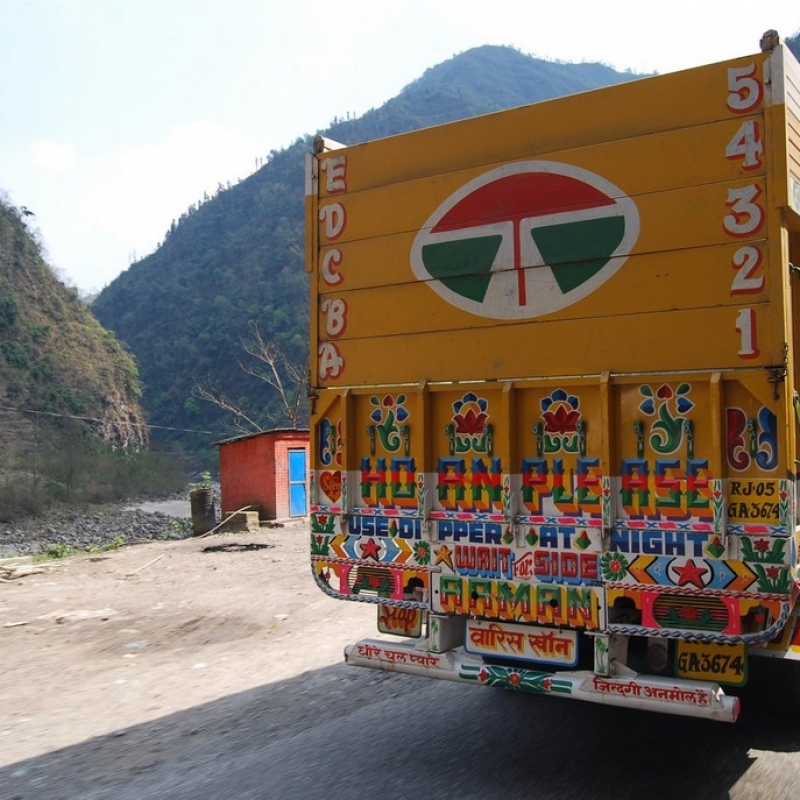 Грузовики все разукрашены как новогодние елки.