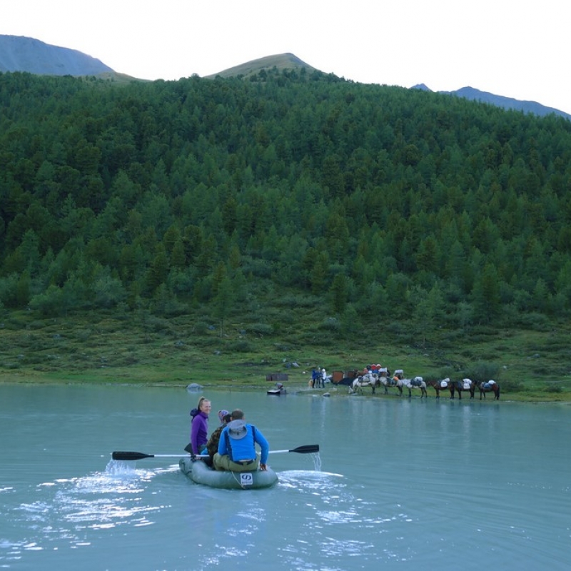 Переправа через озеро Ак-Кем. Небольшая лодочная прогулка с видом на Белуху