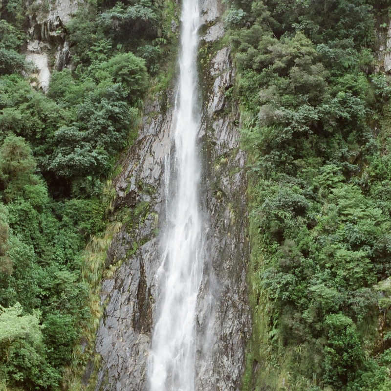 Один из многочисленных водопадов.