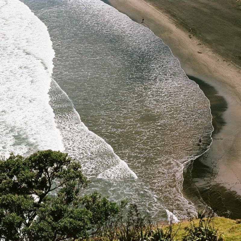 Черный песок.