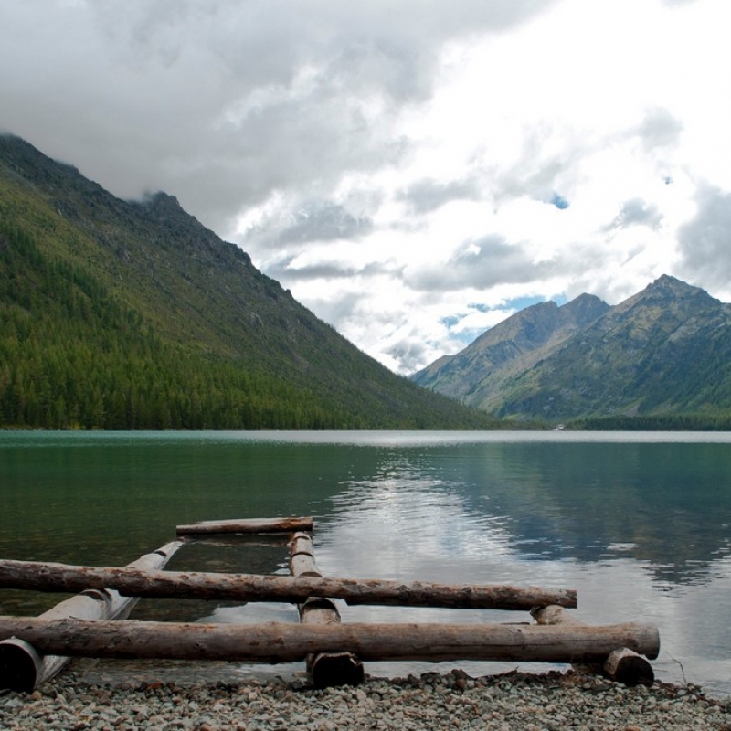 Тишина и умиротворение. Озера Алтая прекрасны.