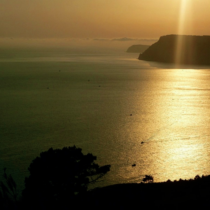 Закатные часы на пляже Инжир