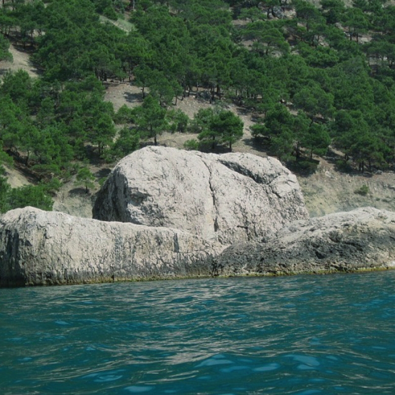 Скалы на берегу